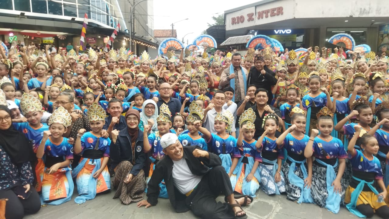 Seribu Penari Meriahkan Tarian Kolosal Cimahi Campernik